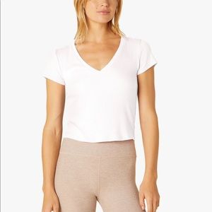 Beyond Yoga - V Neck Crop Tee in Color Chai